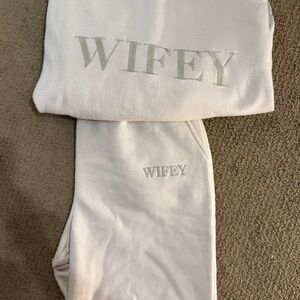 White 'Wifey' Sweatshirt and Sweatpants Set